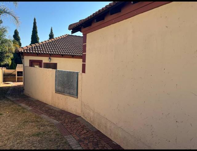 3 BEDROOM TOWNHOUSE FOR SALE IN THATCHFIELD